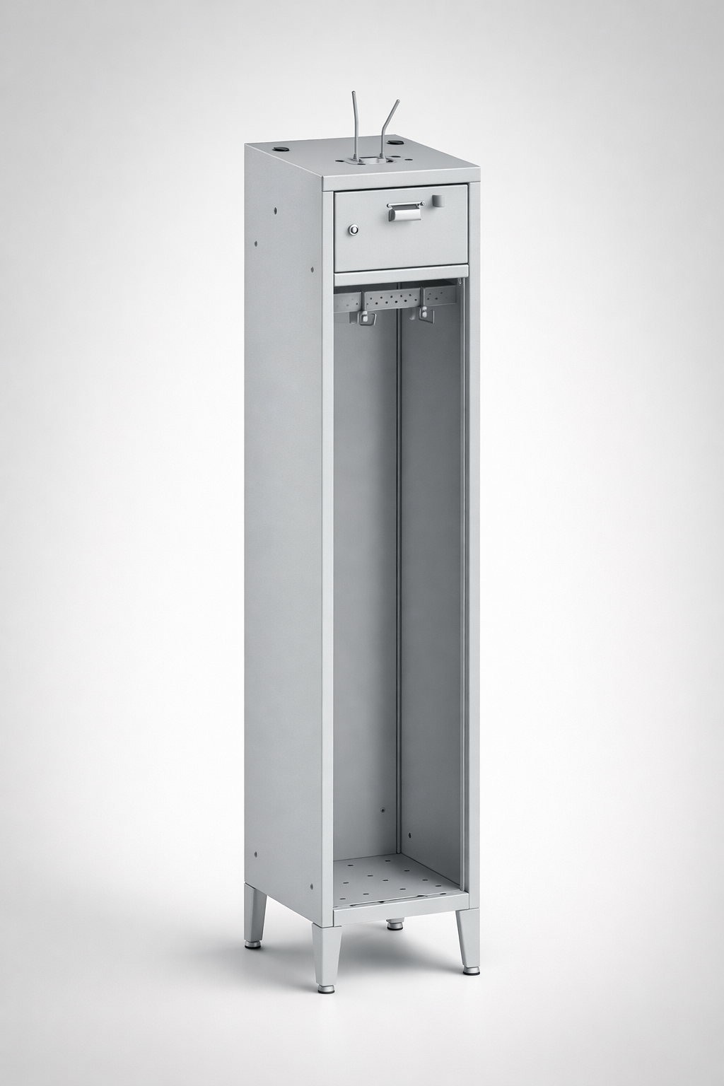 Mitarbeiterspind MSS 411 na nogach - geordnete persönliche Aufbewahrung und einen